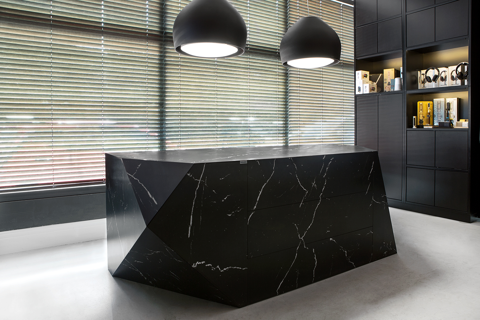 Кварц Nero Marquina BQ-8740